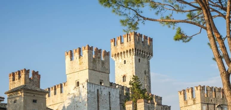 las almenas como partes de un castillo medieval