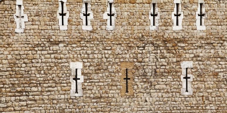 las aspilleras como partes de un castillo medieval