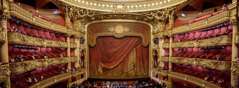 Las 30 partes de un teatro entre escenario y asientos