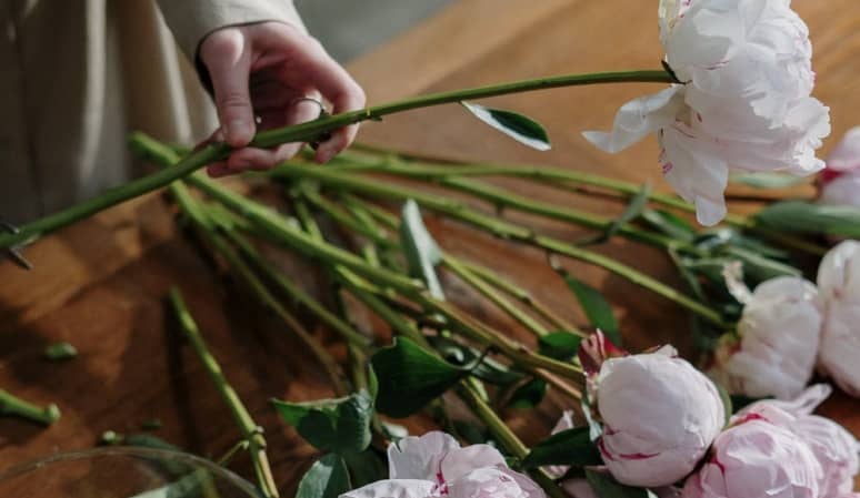 Beneficios de enviar flores a un tanatorio desde una floristería profesional