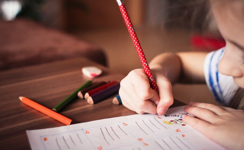 niña influida por la educatividad