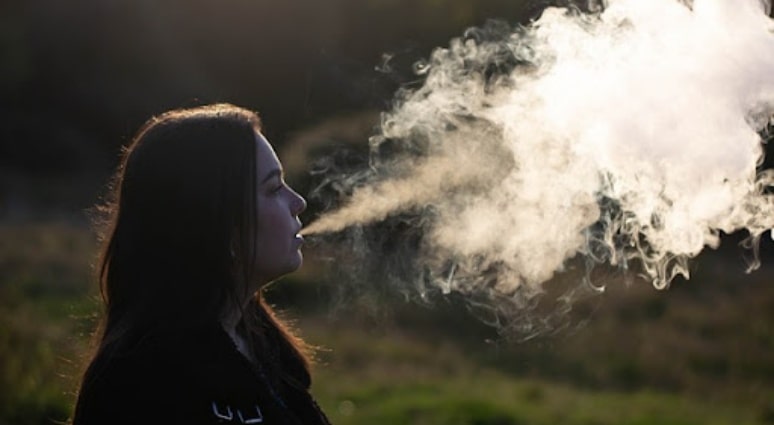 mujer vapeando